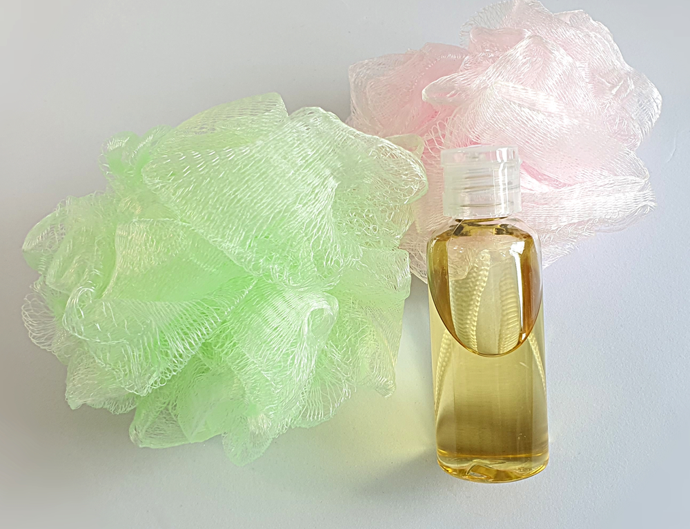 Foaming bath oil